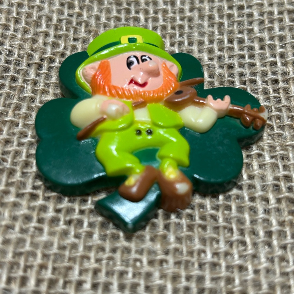 Russ 1990 Irish St.Patrick’s Day, leprechaun, shamrock fiddle lapel pin brooch